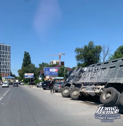 🚛⚠ Грузовик провалился под землю на улице Энгельса а Батайске. Место уже перевязали ленточкой, приехали..