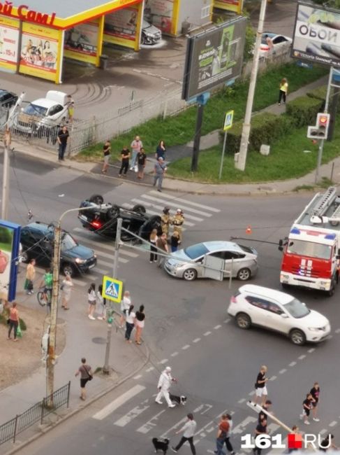 🚨🚑 Кадры с места ДТП на Комарова/Добровольского, где перевернулась..