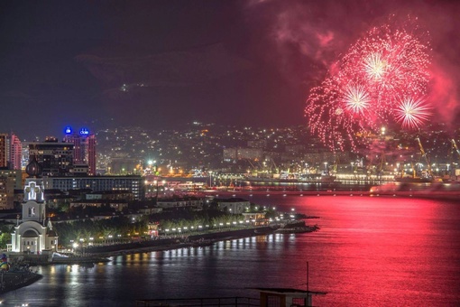 Праздничный фейерверк в честь Дня ВМФ, 30 июля 2023 г. Новороссийск
📸..