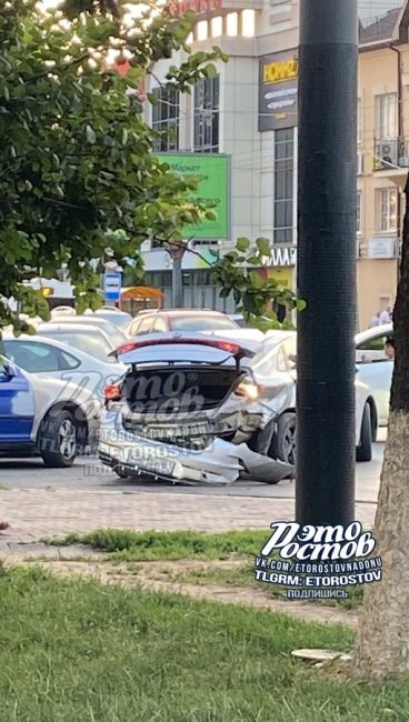 🚨🚑 ДТП с двумя легковушками на Стачки недалеко от Сокола. Обломки разбросало по проспекту на десятки..