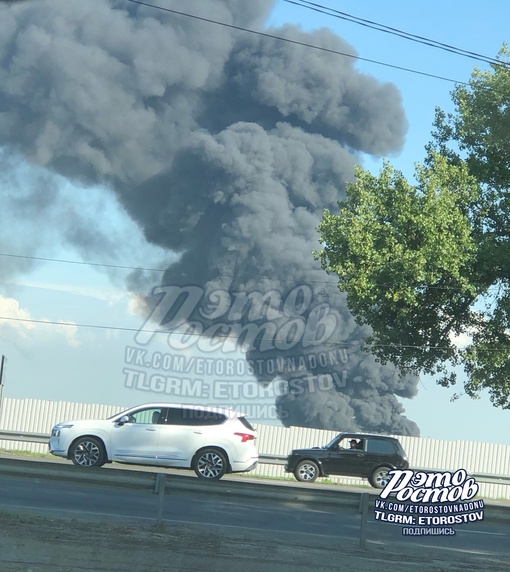 😱🔥 Сильнейший пожар на складе макулатуры в Аксае. Огонь уже подобрался к ближайшему зданию и..