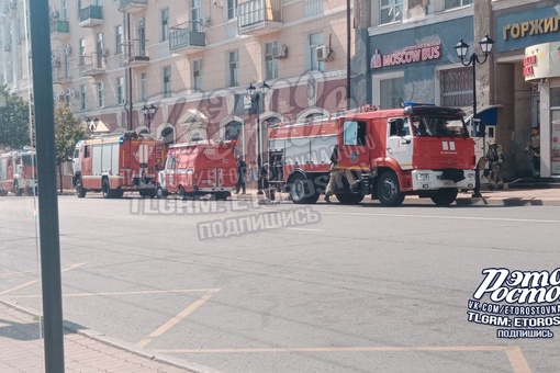 🚑🚒 Скорая и много пожарных сейчас на Центральном рынке. Пожарники забежали внутрь здания с рукавом...