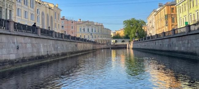 Для жителей и гостей в Санкт-Петербурге запустили прогулку на теплоходе по рекам и каналам со скидкой от 300..