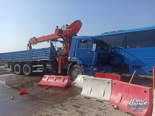 🚨🚌 Рейсовый автобус Махачкала-Ростов столкнулся с КамАЗом в Кабардино-Балкарии. По данным МВД, 12 человек..