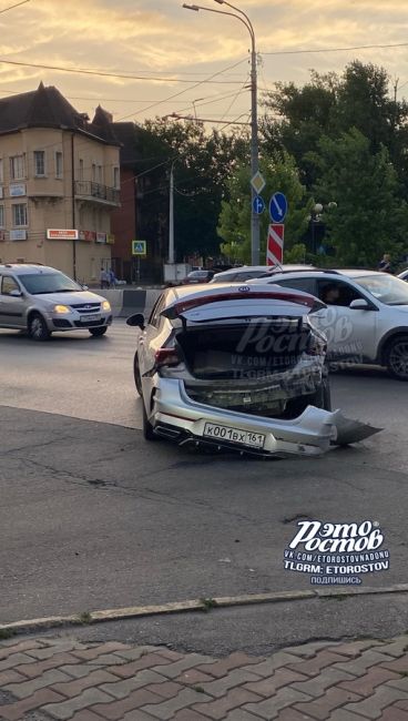 🚨🚑 ДТП с двумя легковушками на Стачки недалеко от Сокола. Обломки разбросало по проспекту на десятки..