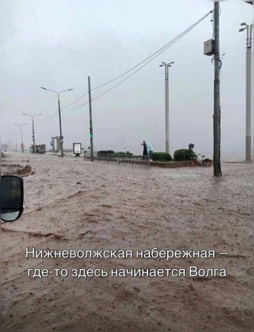 Дождь дал передышку и воду с некоторых улиц города успели откачать
..