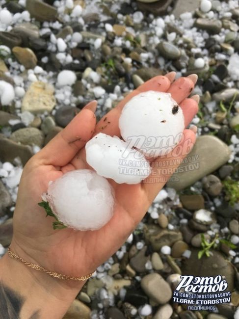 ⛈😳 Вот такие градины падали на пляже в Лазаревском сегодня. Пострадали машины, инфраструктура, урожай...