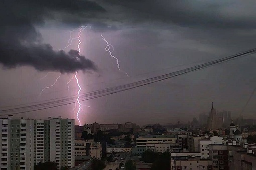 ⚡ Зевс решил популяться молниями. 
На видео попал момент удара молнии в здание на Котельнической..