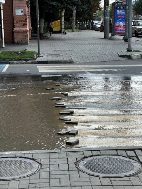 Хочешь перейти? Поплавай сначала. Жители жалуются на потопы на перекрестках в..