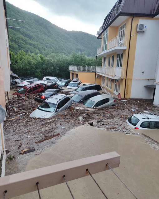 ⚡️Весь грязевой поток с автомобилями и другим мусором сливается в море. В ближайшие дни купаться в море тут..