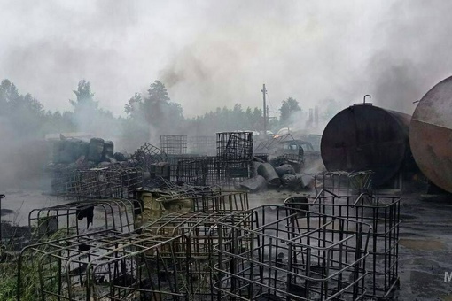 И еще один крупный пожар случился вчера под Богородском — там горели бочки с автомобильным маслом...