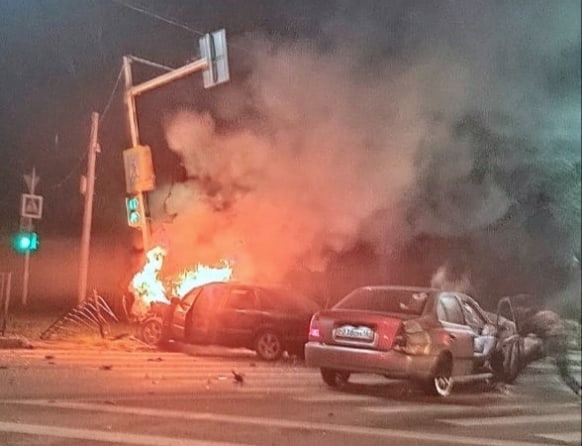 В Таганроге во время аварии загорелся автомобиль 
Сегодня ночью на пересечении улиц П. Тольятти и Морозова..