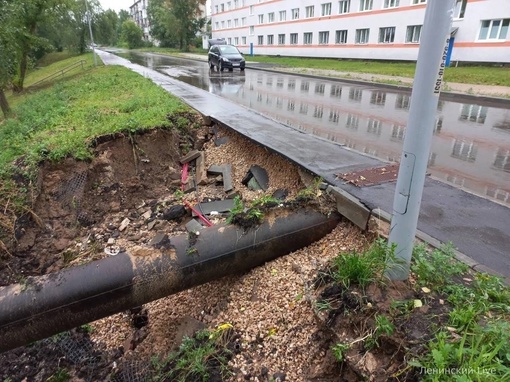 По дороге на Силикатное озеро вновь размыло склон — в третий раз за два года🙈  Ливневая канализация,..