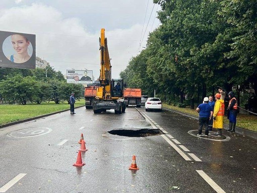 Для устранения провала на Тургенева ограничено движение транспорта в сторону Дзержинского  Автобусы №№ 4,..