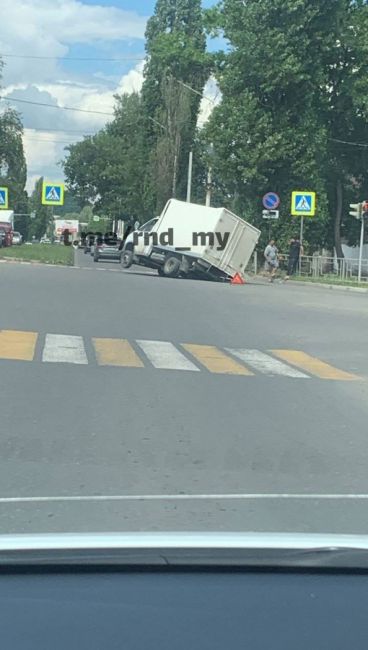 На перекрестке ул. Ленина - Комиссаровский в Шахтах провалилась Газель прямо под..