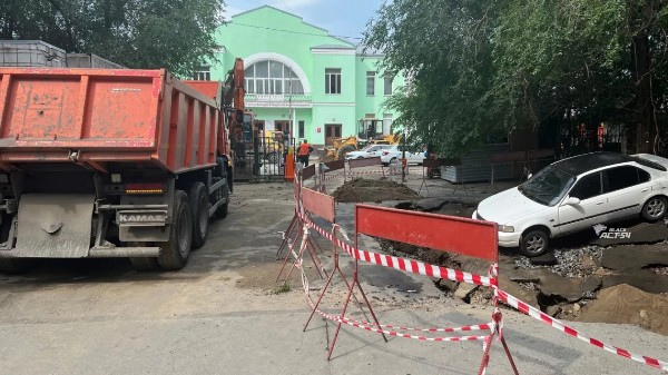 Асфальт под автомобилем продолжает разрушаться  В Железнодорожном районе Новосибирска по улице Вокзальная..