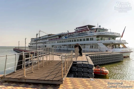 🛳 В Таганроге к новому плавучему причалу на морском вокзале прибыл первый круизный теплоход «Константин..