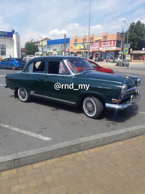 Ретро-автомобиль на ростовских улицах 😍  Нравятся такие..