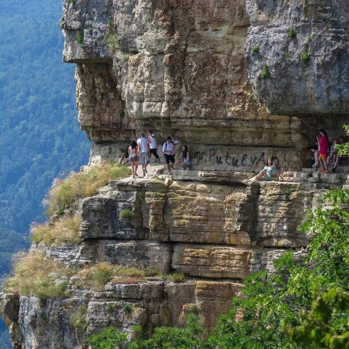 ⛰️Одна из самых популярных достопримечательностей находится в окрестностях поселка Мезмай, в скальном..