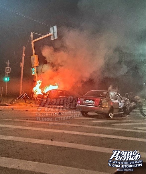 🚨🔥 Ночное ДТП в Таганроге: одна из легковушек сгорела полностью на пересечении Морозова и Тольятти. По..