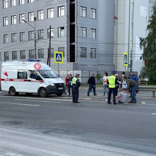 Недоброе утро на Новикова Прибоя — там сбили мужчину на пешеходном переходе.  Он, к счастью, жив!
..