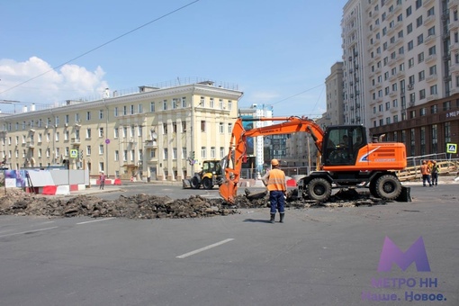 Посмотрите, как эти экскаваторы нещадно роют асфальт на Свободе. Исторический момент — площадь, которую мы..