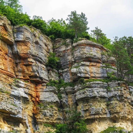 ⛰️Одна из самых популярных достопримечательностей находится в окрестностях поселка Мезмай, в скальном..