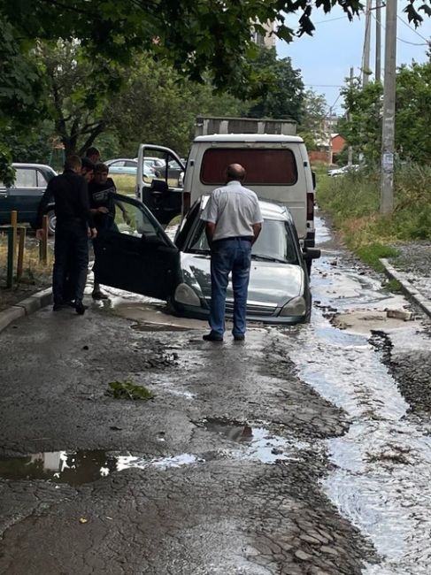 В Шахтах асфальт не выдержал. Минус одна..