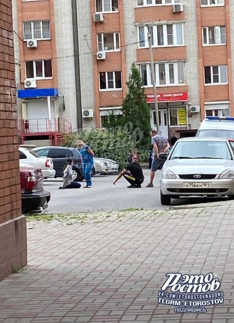 🚑🚨 На Темернике что-то произошло. Девушка сидит на асфальте рядом с врачом скорой помощи, за этим процессом..