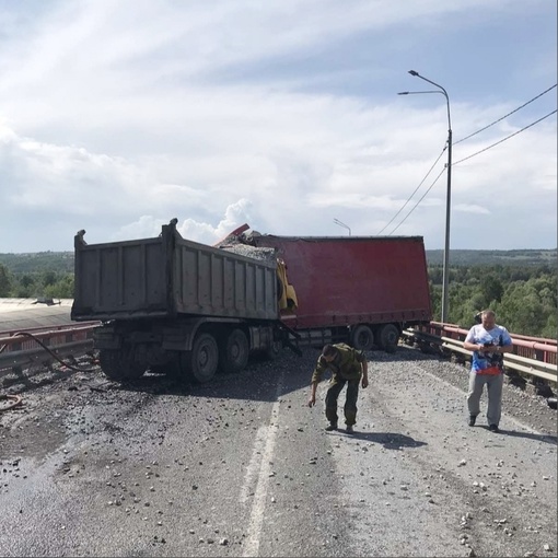 На 1591 км автодороги М5-Урал столкнулись два грузовика  В результате ДТП пострадали 2 человека. Участок дороги..