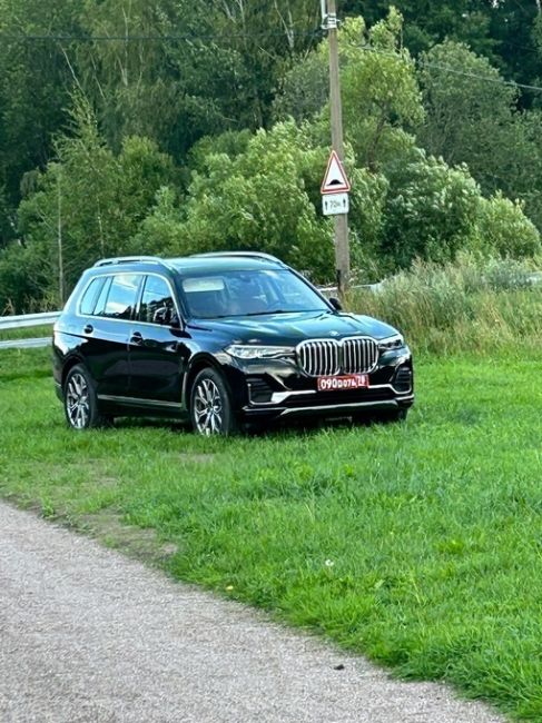 В Петергофе заметили автомобиль иностранного консульства, водитель которого почувствовал себя как дома и..