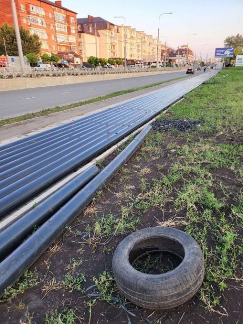 Жители улицы Московской сегодня вечером обнаружили на тротуаре вот эту вот странную конструкцию и длинные..