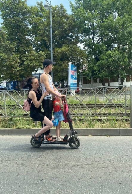 Просто родители катают на самокате по дорогам города запасного..