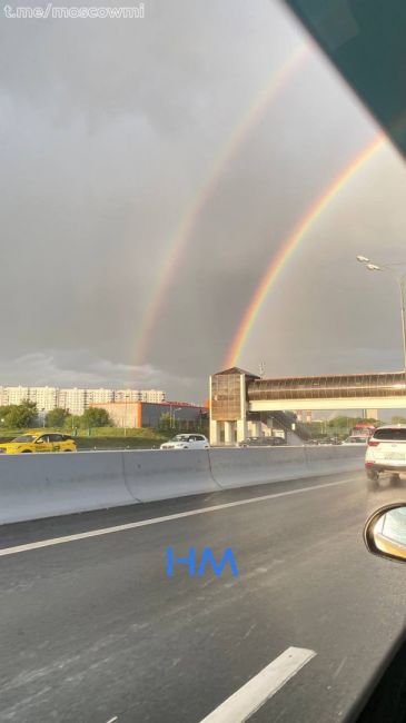 🌈 В Москве была двойная радуга. 
Хоть какая-то позитивная новость за..