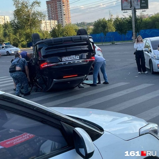 🚨🚑 Кадры с места ДТП на Комарова/Добровольского, где перевернулась..