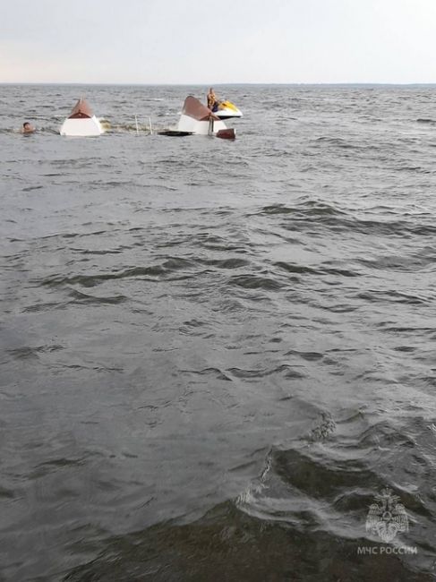 🛳️ Трагедия на Горьковском море — там из-за сильного ветра перевернулась яхта. Одна женщина погибла.  На..