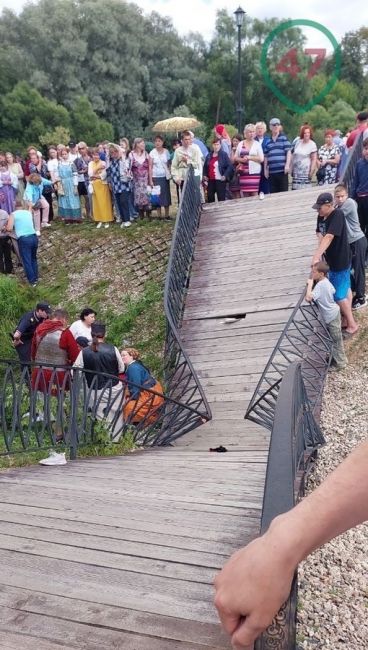 В Луге человек скончался при обрушении моста  Здесь проходит фольклорный фестиваль «Ольгины берега»...