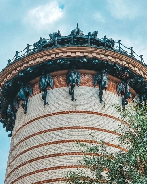 🐉Небольшой уголок средневековой сказки в ЖК Алые Паруса.  Этот замок находится по адресу Авиационная ул.,..