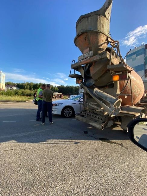 В Парковом столкнулись бетономешалка и легковой автомобиль. 
Фото: читатель..