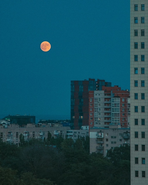 Луна над Ростовом 🌔  Фото: Артем..