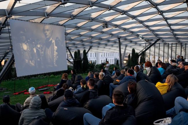 📽 Завтра в Парке «Зарядье» стартуют киновыходные 
15 и 16 июля «Зарядье» и Москино отметят 85 лет со дня..