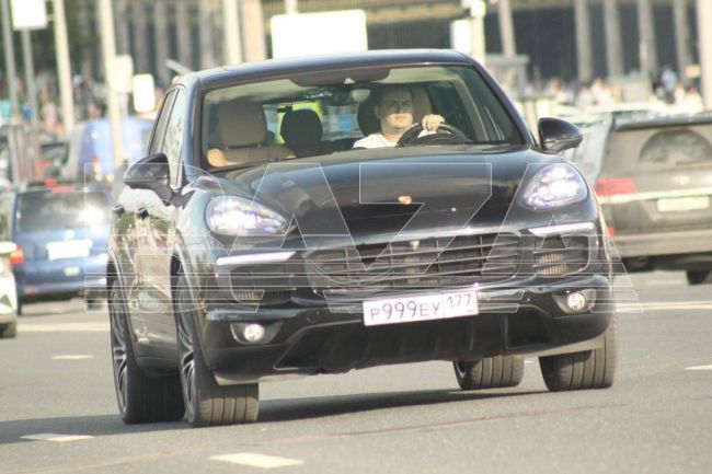 ⚡ Пьяный москвич пытался заехать в Кремль прямо на Porsche. 
Мужчина утверждал, что у него там бизнес-встреча...