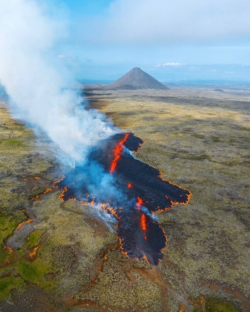 🌋В Исландии началось очередное извержение вулкана Фаградальсфьядль. Он находится всего в 40 км от столицы..