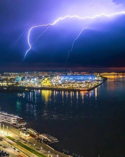 ⚡️На Нижегородскую область снова надвигается непогода.  В ближайшее время ожидаются грозы и усиление ветра..