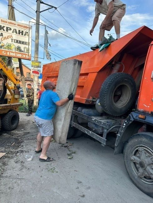 Район Донская Чаша в Батайске превращается в настоящую мусорку.  Жители устали ждать помощи и сами..