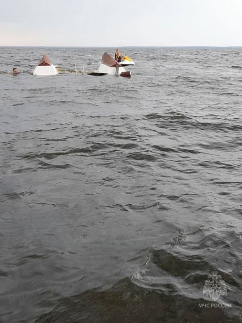 🗣️ В Городецком районе во время непогоды перевернулась яхта.  На борту судна было 4 человека. Троих смогли..