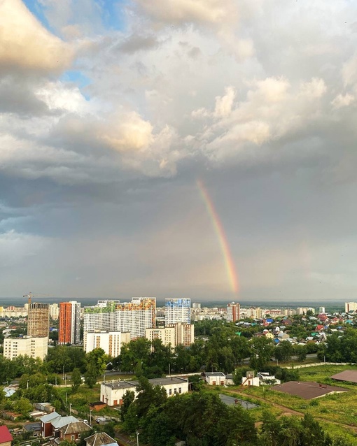 🌈Красивое завершение дня  В Уфе прямо над многоэтажками появилась радуга.  Какова красота ..