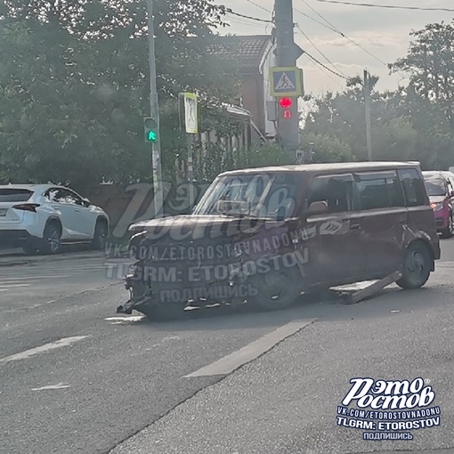 🚗⚠ Вечернее ДТП на Белорусской, 60. Кто-то из водителей пролетел на красный. Обломки разбросало по дороге...