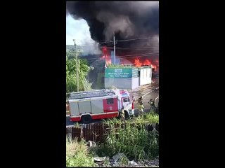 Горит макулатура на Пороховой балке. 2А в Аксае. 
Площадь пожара 2000 кв.м. Ему присвоен второй ранг. На месте..