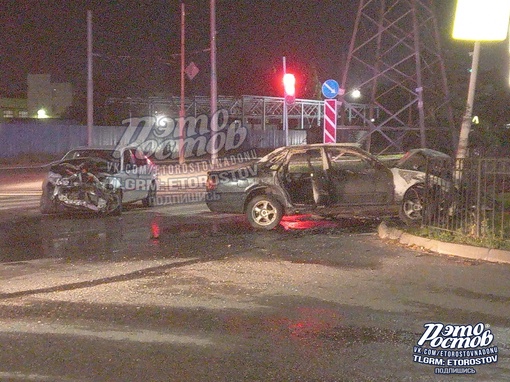 🚨🔥 Ночное ДТП в Таганроге: одна из легковушек сгорела полностью на пересечении Морозова и Тольятти. По..